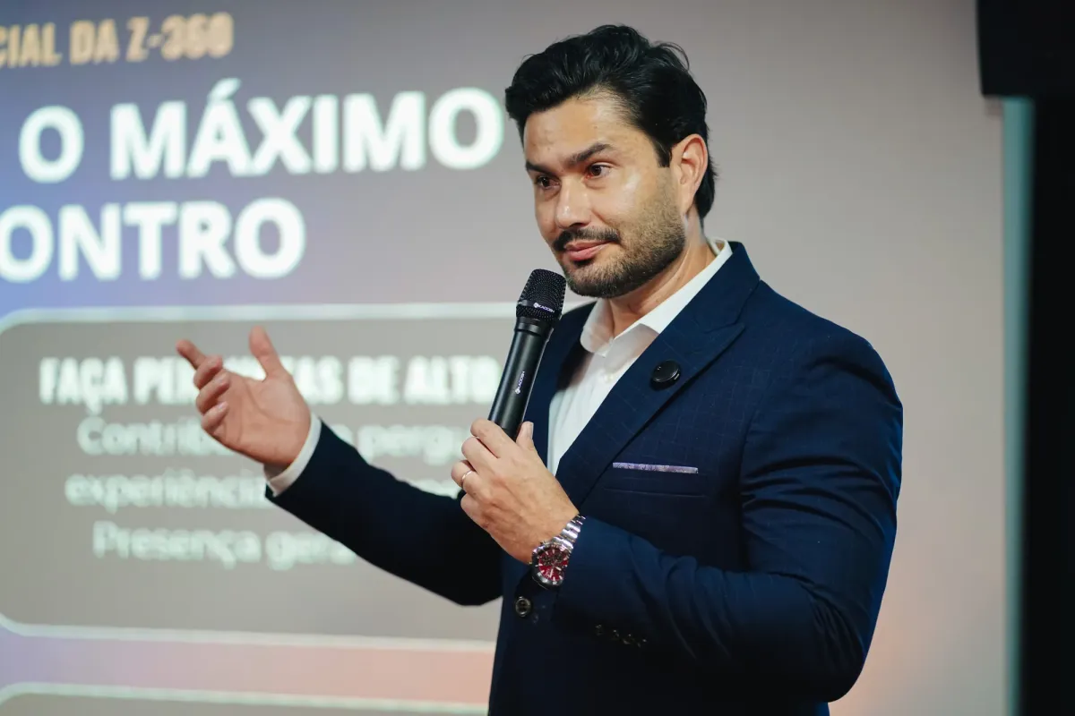 Rafael Zawitoski palestrando durante uma imersão Z-360